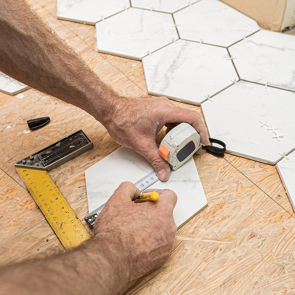 Fachhandwerker bei der Fliesenplanung